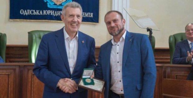 Глава Одесского НАБУ Деулин получил орден от Кивалова: в сети уже просят обратить внимание на друзей Олега Кипера