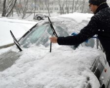 Як швидко очистити машину від снігу: хитрощі, які допоможуть заощадити час і не замерзнути