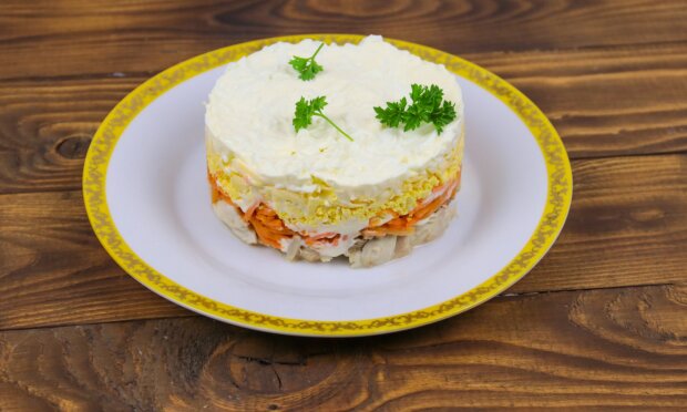 Він просто дивовижний: рецепт листкового м'ясного салату з сиром, морквою та чорносливом