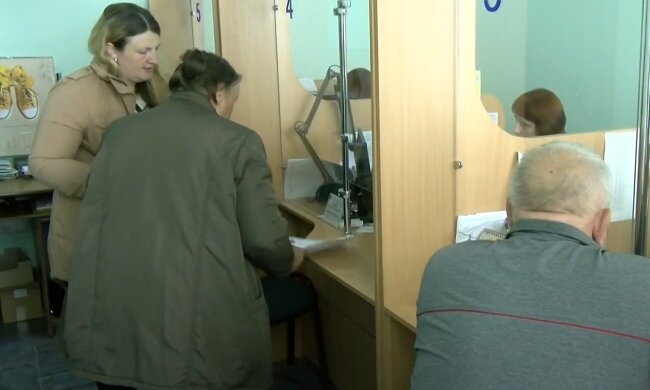 Кому из пенсионеров должны доплачивать 500 гривен. Разъяснение