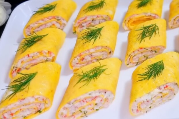 Яичный рулет с крабовыми палочками, кадр из видео