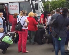 Границы закрыты на замок: украинцев не выпускают из страны, автобусы с людьми разворачивают назад. Что происходит