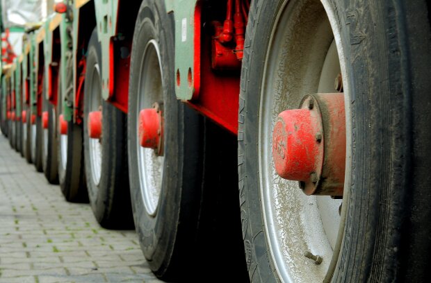 Колеса грузовиков. Изображение Michael K с сайта Pixabay