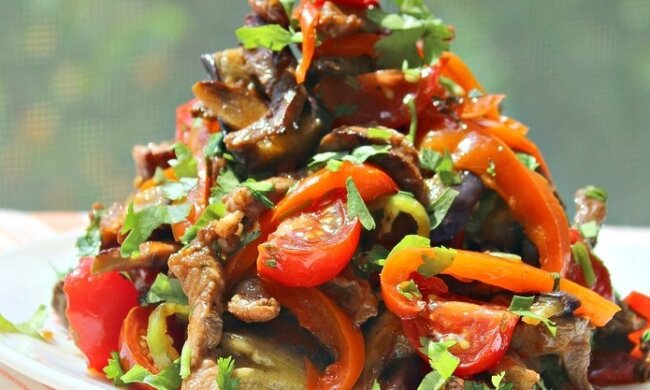 Салат з баклажанами, куркою та болгарським перцем, фото: youtube.com