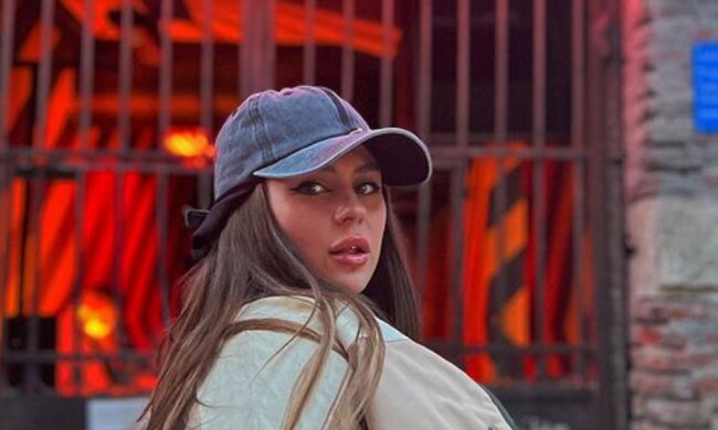 Шикарно виглядає: солістка групи KAZKA похвалилася фігурою в вбранні, що переливається