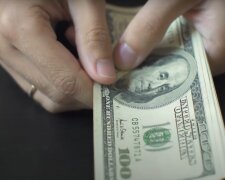 Долари. Фото: скріншот YouTubе
