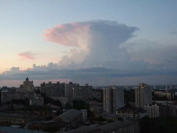 Облако-гриб над Киевом. Фото: Pavel Ivanov
