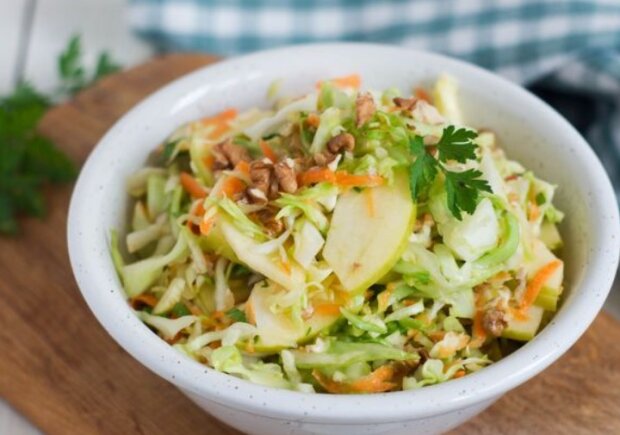 Его называют "Нежность": рецепт капустного салата с яблоком, сметаной и морковью