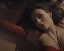 Анна Тринчер в ново клипе "Пионы"
