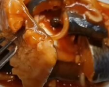 У таку оселедець ви точно закохаєтеся: рецепт оселедця, маринованого в томатному соусі з цибулею та родзинками