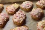 Бутерброди з крабовими паличками та ікрою мойви, кадр з відео