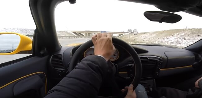 "Желтый тюльпан": в сети показали роскошный гибрид Запорожца и Porshe. Водители вскрикнули от восторга