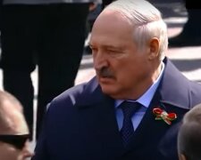 Лукашенко з параду забрала реанімація. Чим його почастував Путін на день перемоги?