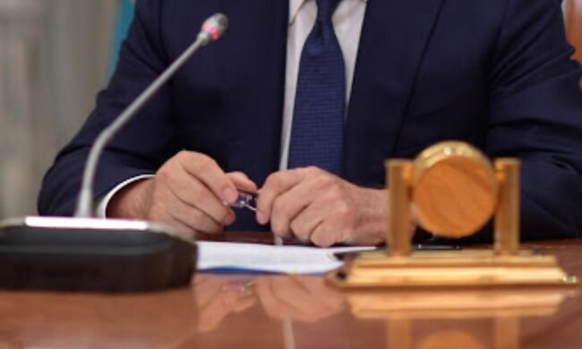 Президент подал в отставку: срочные подробности