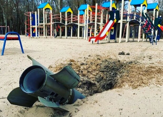 Путінська ракета впала на дитячий майданчик. Фото