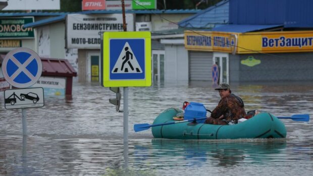 Це кара небесна: у Росії прорвало величезну дамбу, затоплює міста та селища