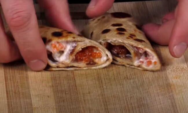 Млинці з ікрою: скрін з відео