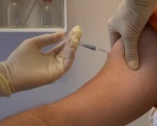 Прививка от ковид будет добровольной, но без нее никуда не пустят: Минздрав предупредил украинцев