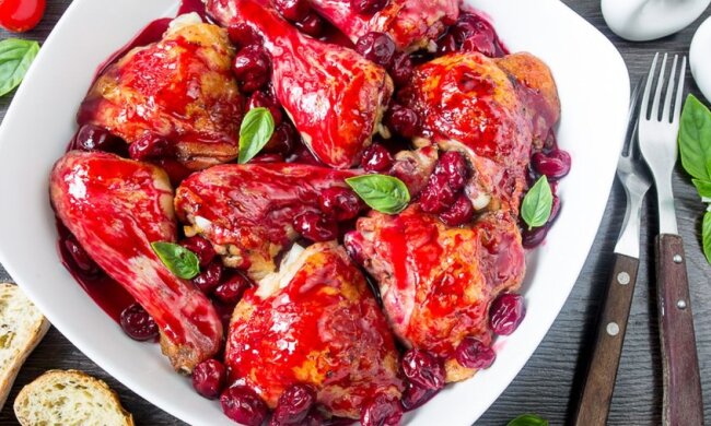 Куриные бёдрышки, тушенные в необычном вишнёво-луковом соусе, фото: youtube.com