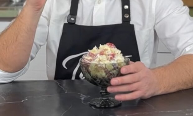 Салат с виноградом, кадр с видео