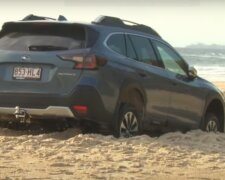 Автомобиль застрял на пляже из-за навигатора: скрин с видео