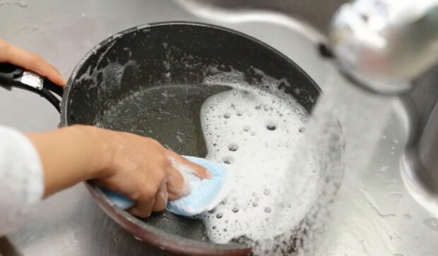 Мытье посуды. Фото: YouTube