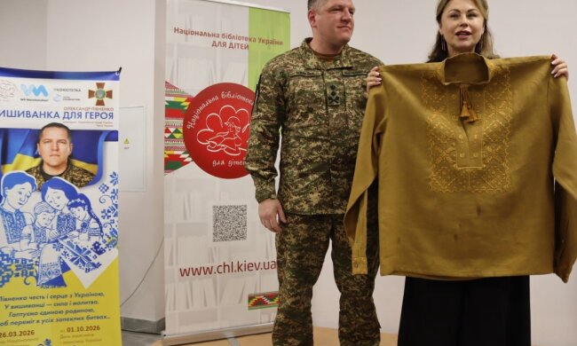 Бронею відтепер назвав сорочку Олександр Півненко: командувач НГУ отримав унікальний подарунок