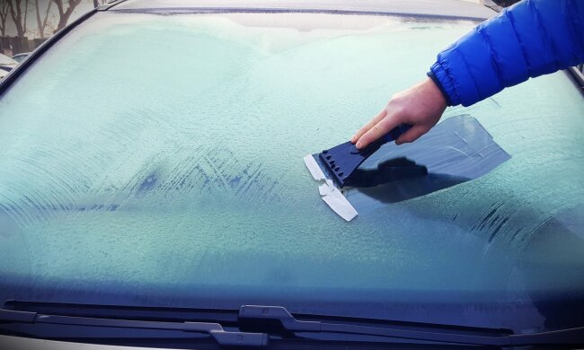 Все дуже просто: як швидко очистити від льоду лобове скло, навіть не вмикаючи пічку. Корисна порада