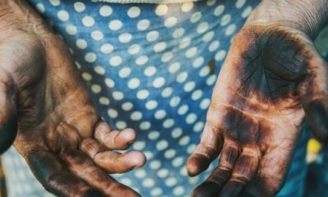 Брудні руки після чищення грибів, фото: youtube.com