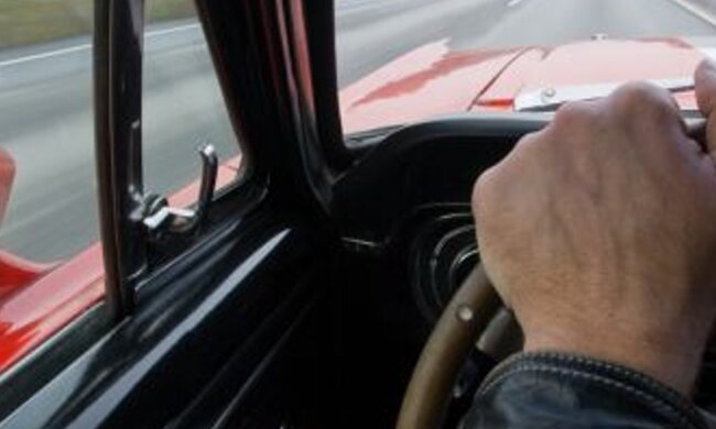 Багато хто розбивається у таких випадках: що потрібно зробити, якщо на трасі раптово заклинило педаль газу