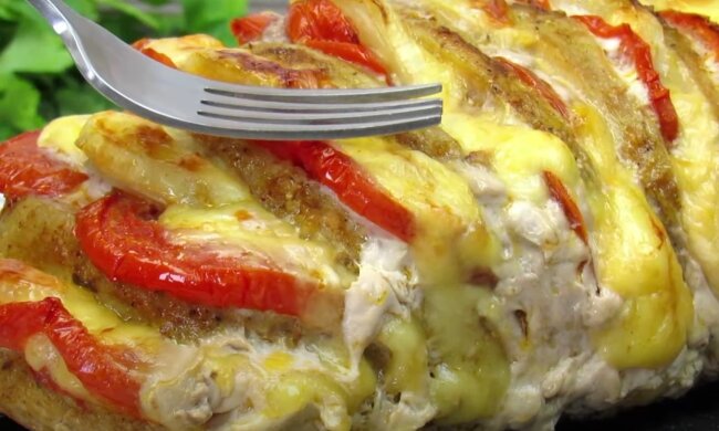Такое не стыдно поставить на праздничный стол: рецепт мяса по-немецки с белым вином, помидорами и яблоками