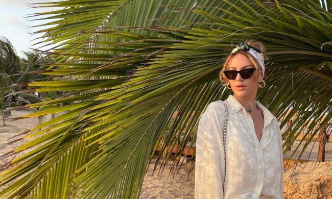 Її «перлина» аж відсвічує. Леся Нікітюк похизувалася багатством у мікро-сукні