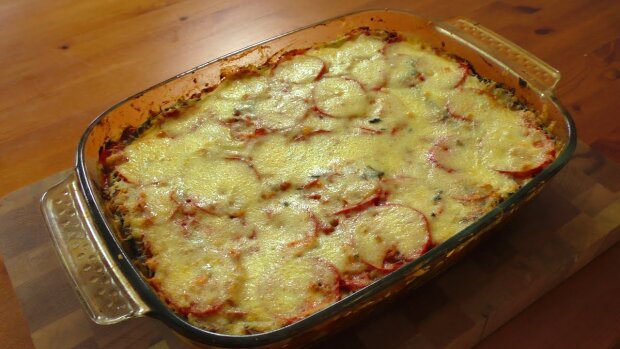Захочеться облизати тарілку: рецепт баклажанів, запечених у томатно-цибульному соусі із сиром