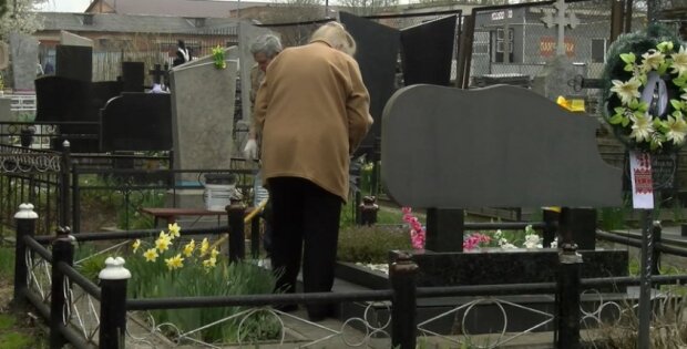На кладбище, фото: youtube.com