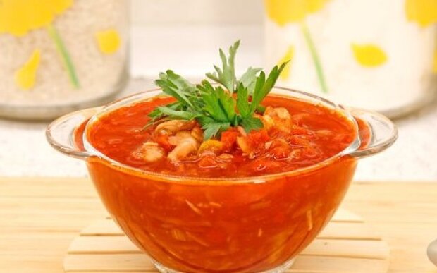 В него влюбляются сразу: рецепт томатного супа с фасолью. Но это не борщ