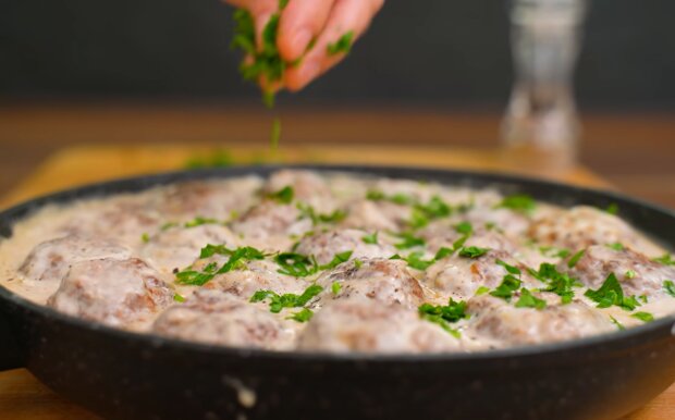 Рецепт аппетитных мясных биточков с рисом и зеленью, которые делаются на сковороде. Фото: YouTube