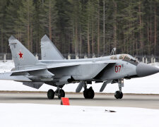 Горят самолеты: мощные взрывы на белорусском военном аэродроме. Оттуда взлетали МиГ-31. Из-за них объявляли тревогу в Украине