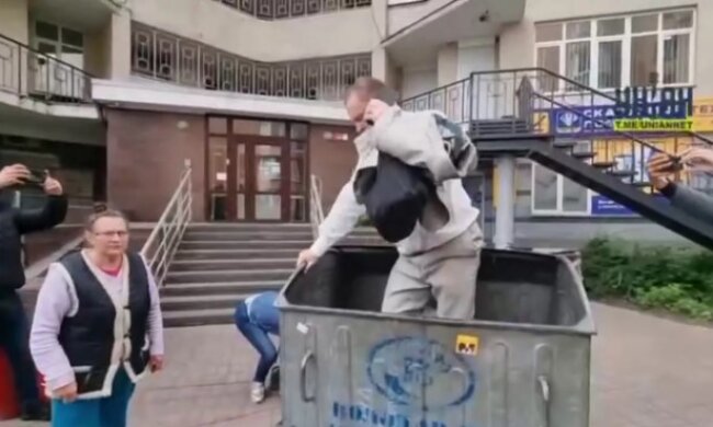 Оскорблял невесту: люди заломали Тараса Чоровила, облили его зеленкой и бросили в мусорный бак. Видео