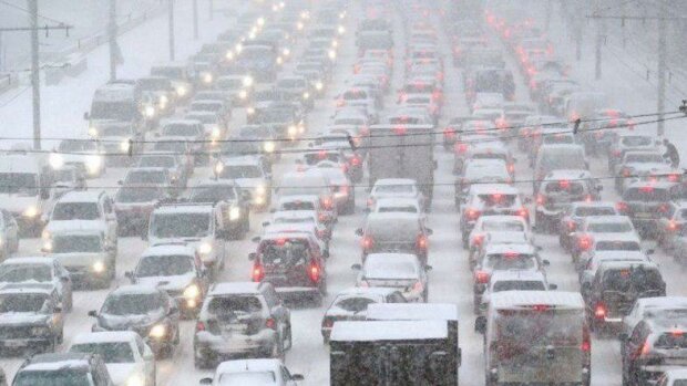 Из-за снега на украинских дорогах остановилось движение, фото: Вести.ua