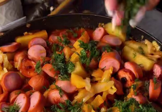 Тушёная капуста с картофелем и сосисками, кадр из видео