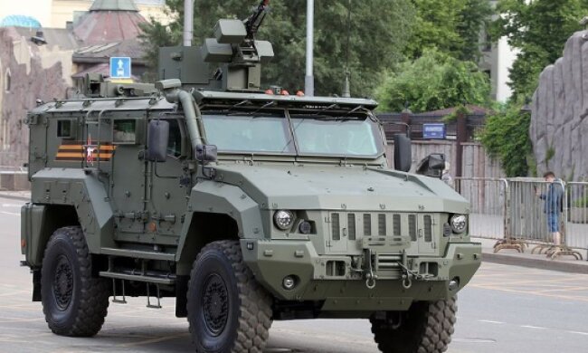 Во молодцы: россияне сами сожгли новейший броневик из-за пробитого колеса. Запаска не предусмотрена. Фото