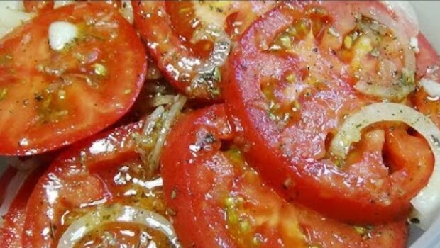 На Новый год эта закуска разойдется моментально: рецепт простого салата с помидорами и обжаренным луком