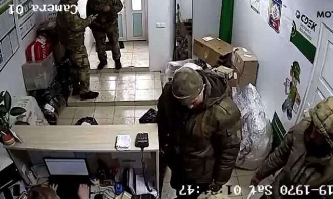 Отправляют домой унитазы и ковры: как российские военные высылают награбленное из Украины. Видео