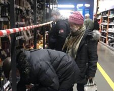 Покупатели в ярости: супермаркеты обклеили лентой или убрали с полок ряд необходимых товаров