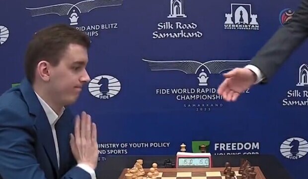 Лучше без этого: известный польский шахматист отказался пожать руку россиянину на Чемпионате мира. Видео