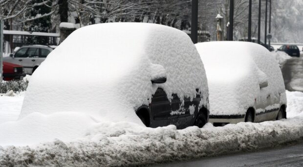 Вы об этом пожалеете: почему с машины необходимо убирать снег, даже если она долго простаивает во дворе или на стоянке
