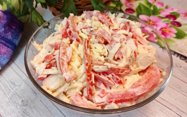 Салат с крабовыми палочками, сыром и помидорами - рецепт с фотографиями - Patee. Рецепты