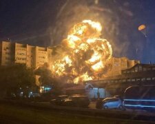У Росії бойовий літак упав прямо на житлові багатоповерхівки. Могутнє полум'я, будинки вигоряють зсередини. Відео