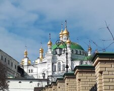 Це знак: на найвідомішому храмі в Києві хрести стали чорного кольору. Фото