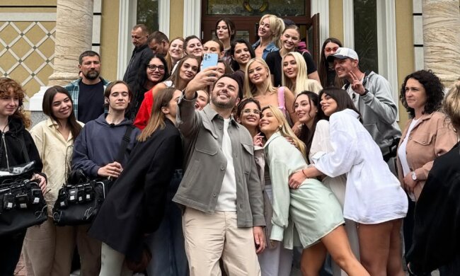 Григорій Решетний з учасницями шоу "Холосияк-14", фото з соцмереж